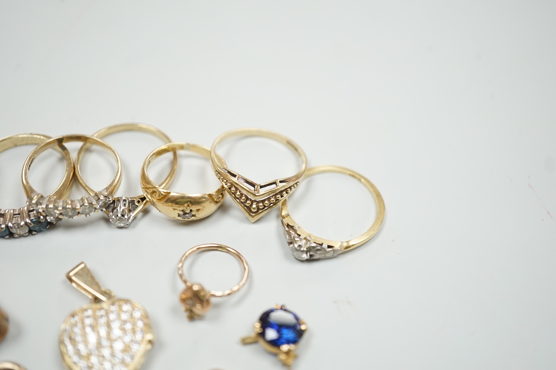 A small collection of Edwardian and later jewellery, including an 18ct gold and diamond chip set ring, size G, an 18ct and small solitaire diamond ring, size N/O and an 18k and single stone ring by Mikimoto, size L, 18ct